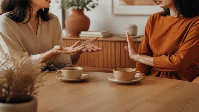 شخص يضع حداً بهدوء أمام تلاعب عاطفي في علاقة